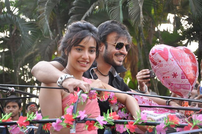 'जयंताभाई' ने सड़कों पर बिखेरा प्यार | फर्स्ट लुक