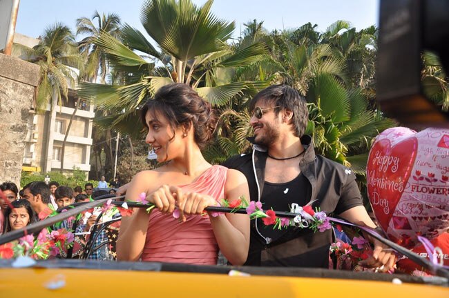 'जयंताभाई' ने सड़कों पर बिखेरा प्यार | फर्स्ट लुक