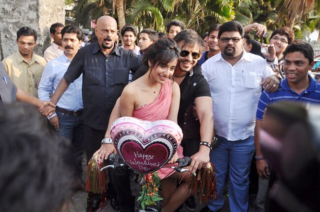 'जयंताभाई' ने सड़कों पर बिखेरा प्यार | फर्स्ट लुक