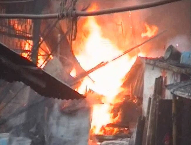 कोलकाताः मार्केट में लगी भयंकर आग, 19 की मौत | पढ़ें