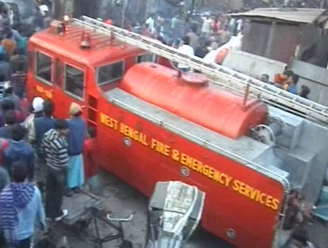 कोलकाताः मार्केट में लगी भयंकर आग, 19 की मौत | पढ़ें