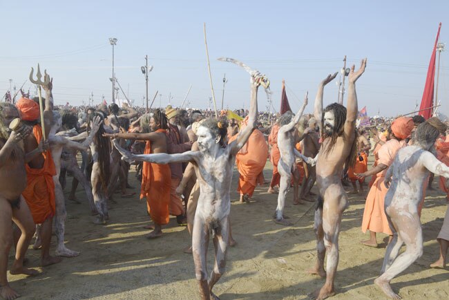 देखिए नागा साधुओं की जीवनशैली की झलकियां...