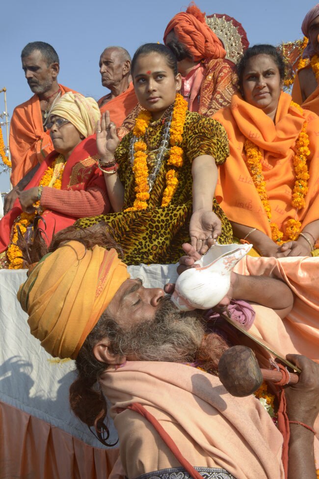 देखिए नागा साधुओं की जीवनशैली की झलकियां...