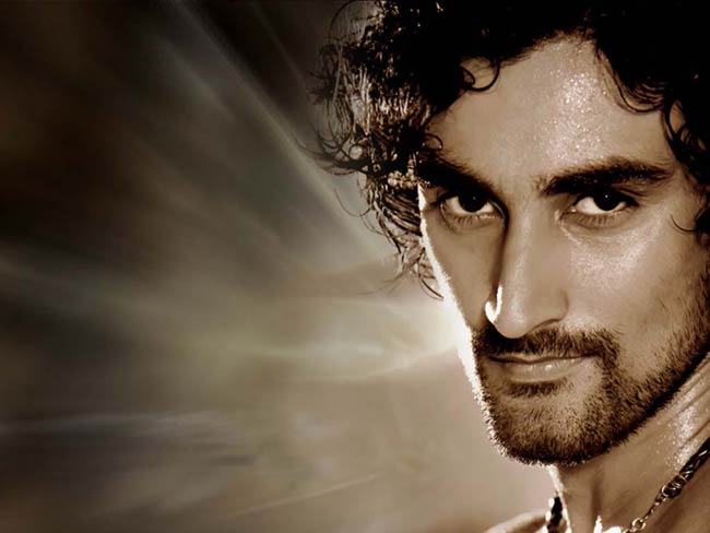 बॉलीवुड के 15 कुंवारे, जिनके पीछे लट्टू हैं लड़कियां | नील-सोनल का किस