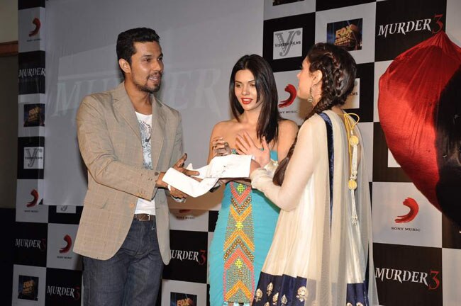 बॉलीवुड में बढ़ती जा रही है 'मर्डर-3' की धमक...| फर्स्‍ट लुक