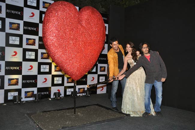 'मर्डर 3' के प्रमोशन में जुटे सितारे | ग्लैमर का तड़का