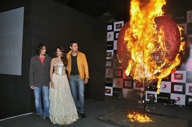 'मर्डर 3' के प्रमोशन में जुटे सितारे | ग्लैमर का तड़का