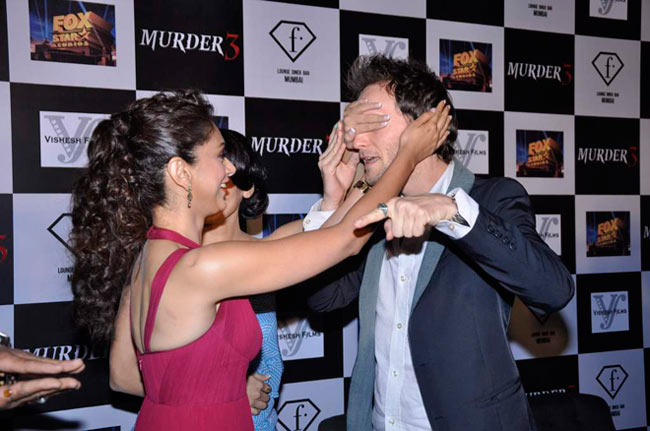 'मर्डर 3' के प्रमोशन में जुटे सितारे | ग्लैमर का तड़का