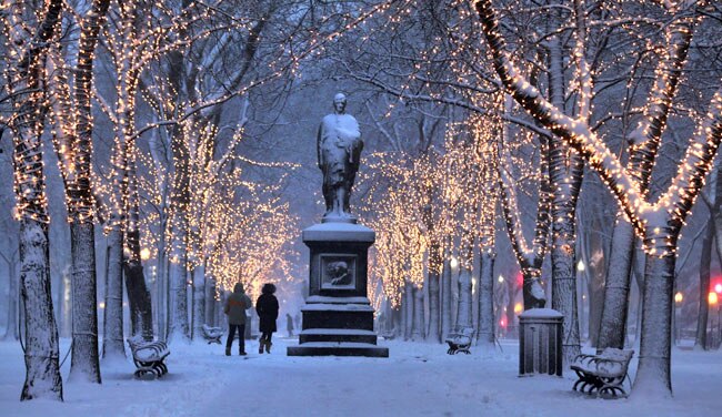 अमेरिका में बर्फीले तूफान का कहर, हजारों घरों की बिजली गुल