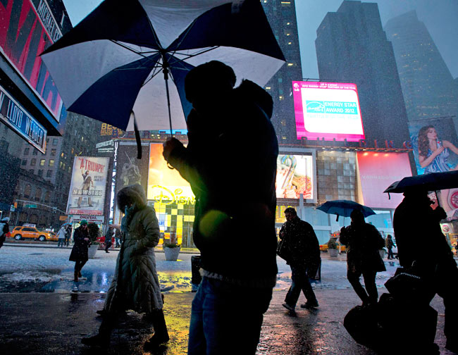 अमेरिका में बर्फीले तूफान का कहर, हजारों घरों की बिजली गुल