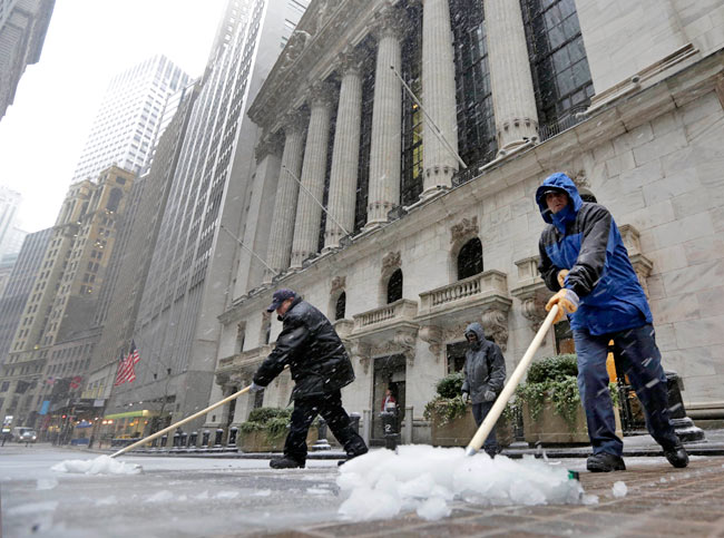 अमेरिका में बर्फीले तूफान का कहर, हजारों घरों की बिजली गुल