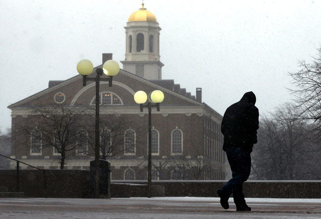 अमेरिका में बर्फीले तूफान का कहर, हजारों घरों की बिजली गुल