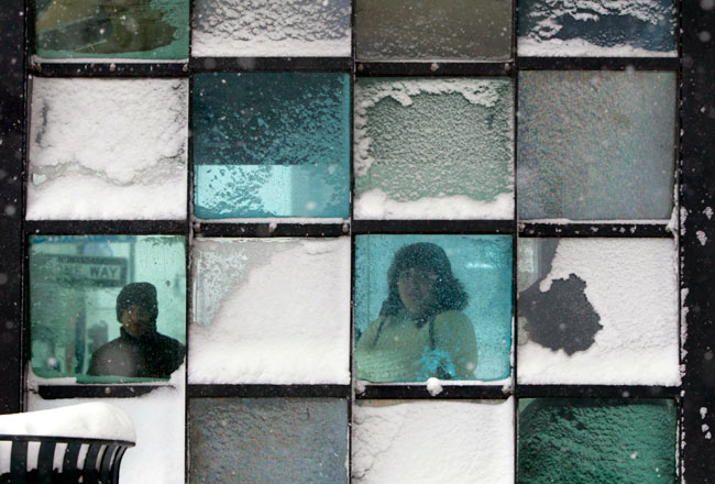 अमेरिका में बर्फीले तूफान का कहर, हजारों घरों की बिजली गुल