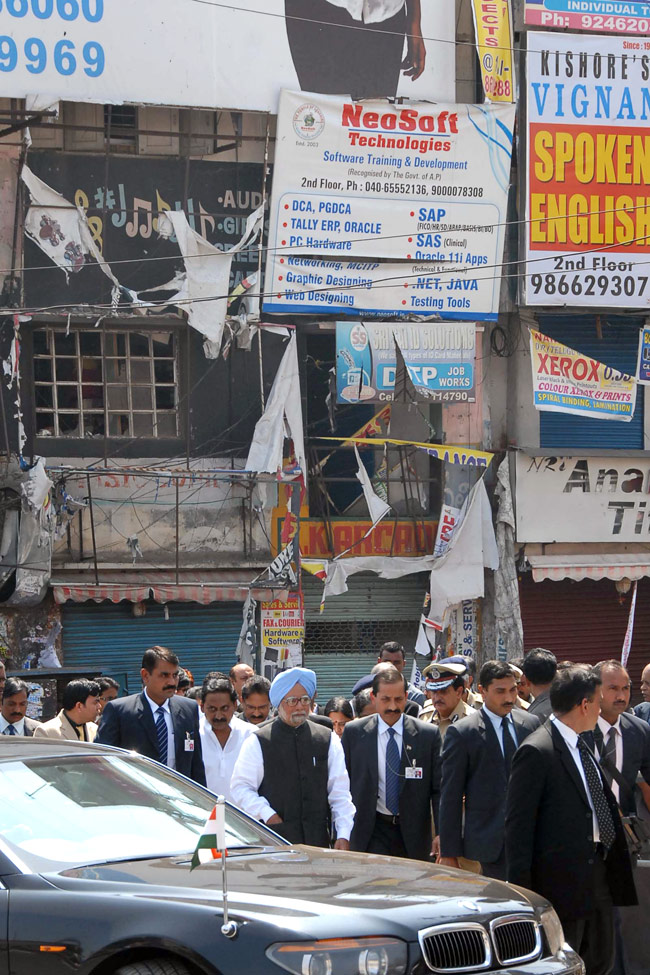 हैदराबाद पहुंचे PM, धमाके में हुए घायलों से की मुलाकात