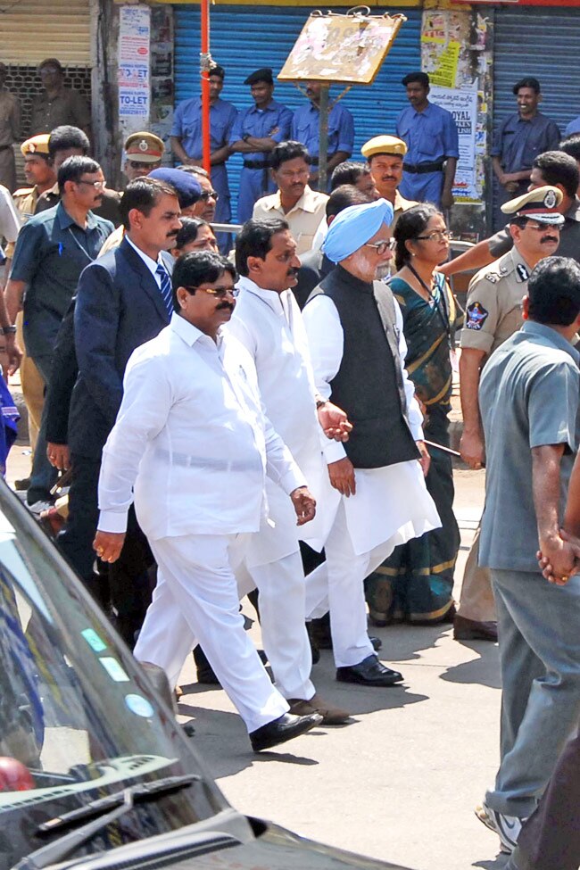 हैदराबाद पहुंचे PM, धमाके में हुए घायलों से की मुलाकात