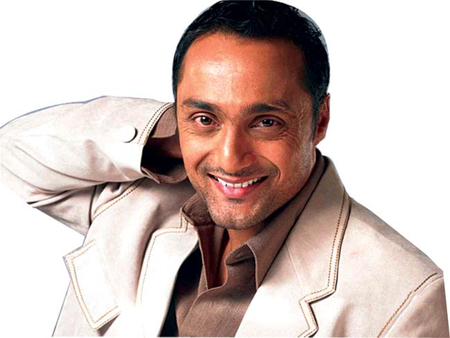 बॉलीवुड के 15 कुंवारे, जिनके पीछे लट्टू हैं लड़कियां | नील-सोनल का किस