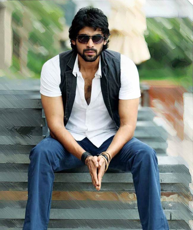 बॉलीवुड के 15 कुंवारे, जिनके पीछे लट्टू हैं लड़कियां | नील-सोनल का किस