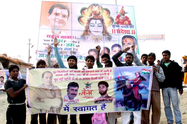 कार्यकर्ताओं ने राहुल को 'शिव' और सोनिया को 'लक्ष्मी बाई' बनाया