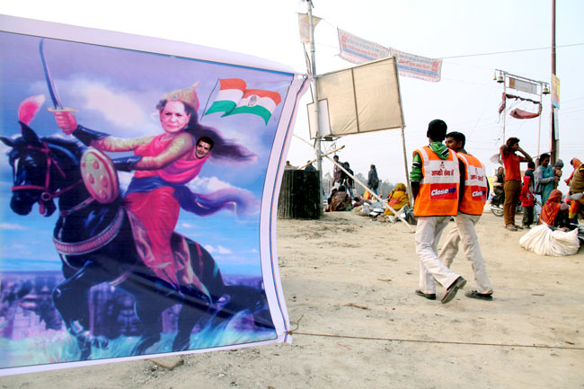 कार्यकर्ताओं ने राहुल को 'शिव' और सोनिया को 'लक्ष्मी बाई' बनाया