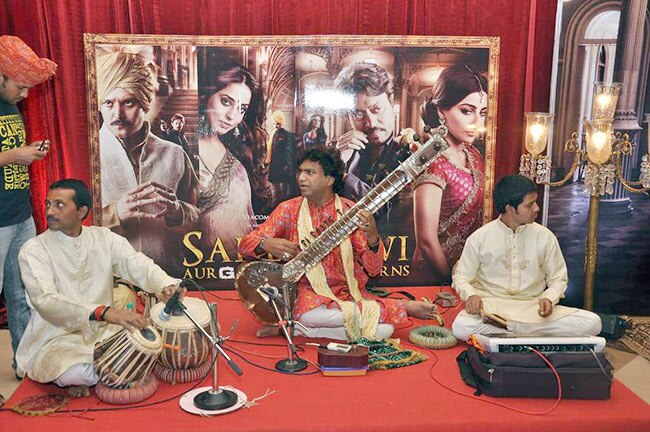 रॉयल अंदाज में साहेब, बीवी और गैंग्स्टर्स 'रिटर्न्स' | हॉट माही गिल