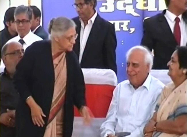 22 फरवरी 2013: तस्‍वीरों में दिनभर की अहम खबरें