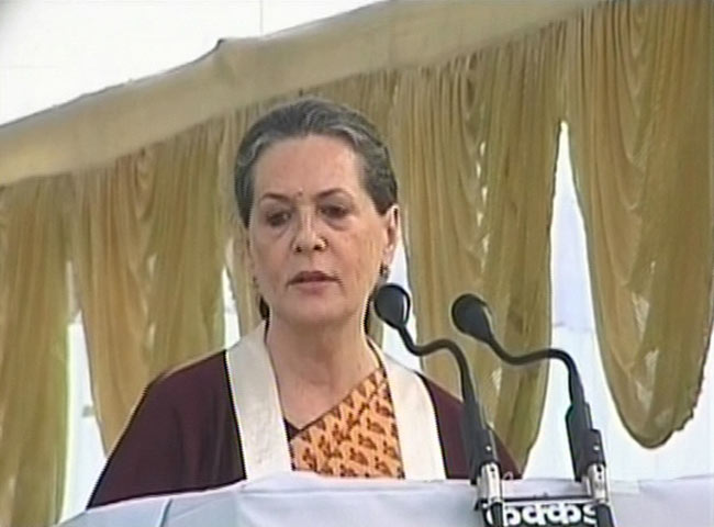 25 फरवरी 2013: तस्‍वीरों में दिनभर की अहम खबरें