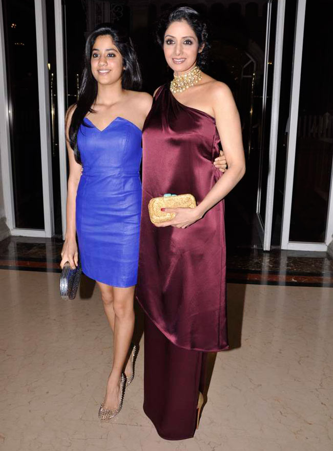 जब समारोह में जुटे सबसे स्‍टाइलिश सितारे | बोल्‍ड होती बालाएं