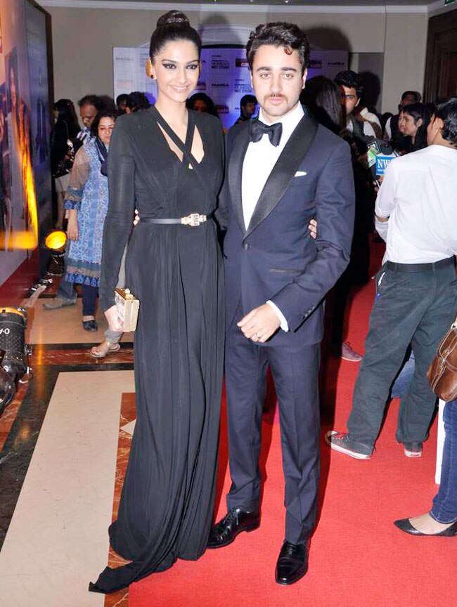 जब समारोह में जुटे सबसे स्‍टाइलिश सितारे | बोल्‍ड होती बालाएं