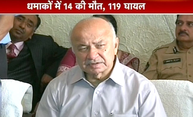 हैदराबाद ब्लास्टः शिंदे ने लिया घटनास्थल का जायजा