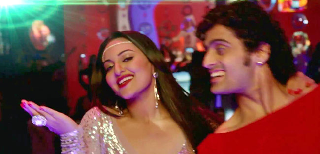 'थैंक गॉड इट्स फ्राइडे' में आइटम सोनाक्षी  | बोल्ड हसीनाएं