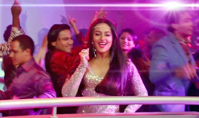 'थैंक गॉड इट्स फ्राइडे' में आइटम सोनाक्षी  | बोल्ड हसीनाएं