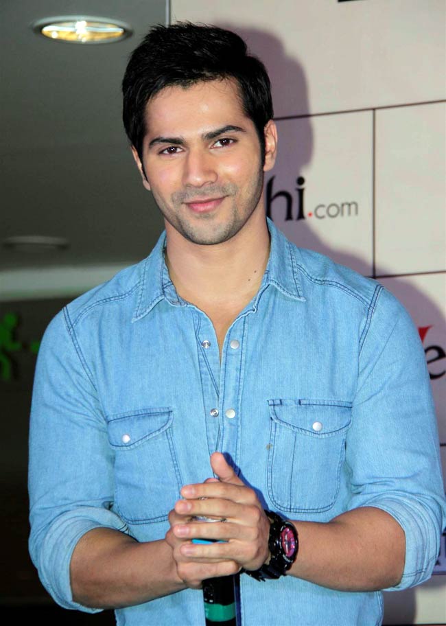 बॉलीवुड के 15 कुंवारे, जिनके पीछे लट्टू हैं लड़कियां | नील-सोनल का किस