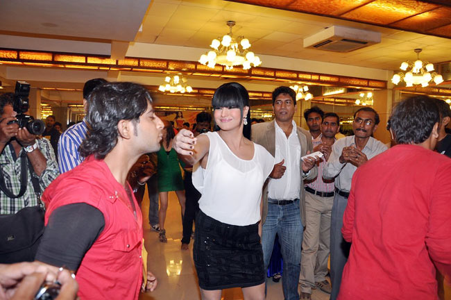 वीना मलिक ने तोड़ा 'दबंग' का अनोखा 'किस' रिकॉर्ड |  विवादित फोटो