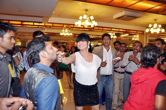 वीना मलिक ने तोड़ा 'दबंग' का अनोखा 'किस' रिकॉर्ड |  विवादित फोटो