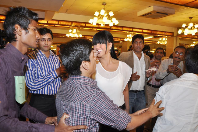 वीना मलिक ने तोड़ा 'दबंग' का अनोखा 'किस' रिकॉर्ड |  विवादित फोटो