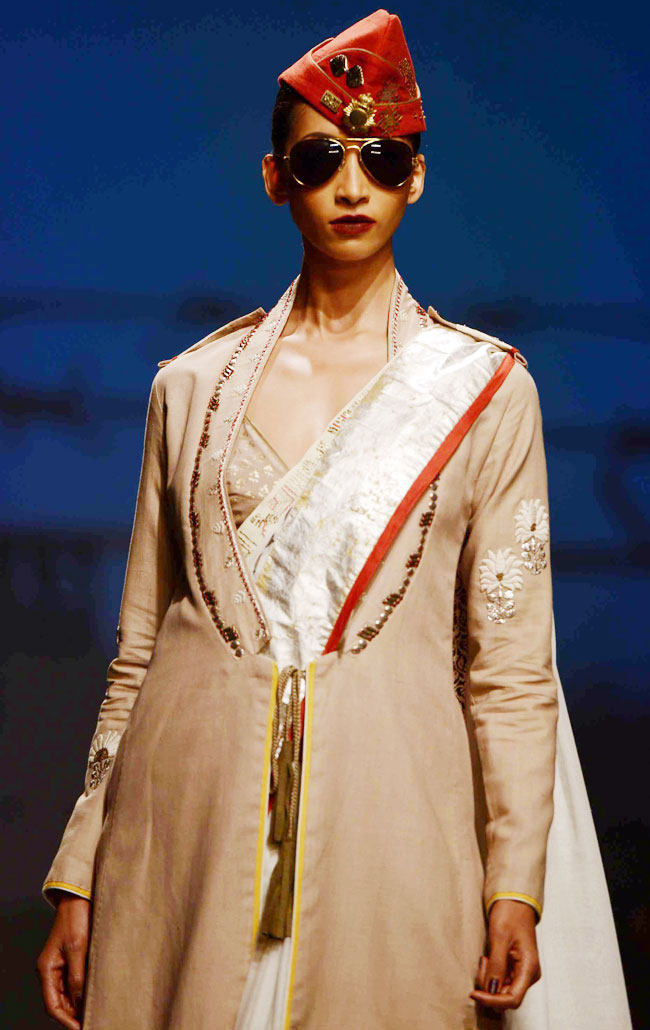 वि‍ल्‍स इंडि‍या फैशन वीक: दूसरे दिन के जलवे...