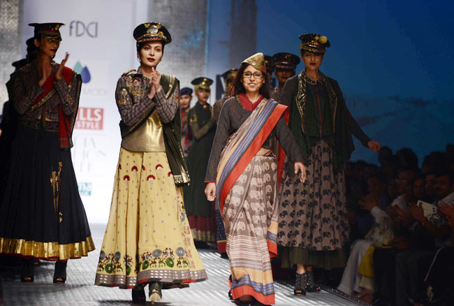 वि‍ल्‍स इंडि‍या फैशन वीक: दूसरे दिन के जलवे...