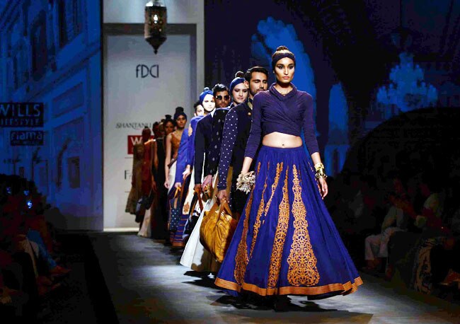 वि‍ल्‍स इंडि‍या फैशन वीक: दूसरे दिन के जलवे...