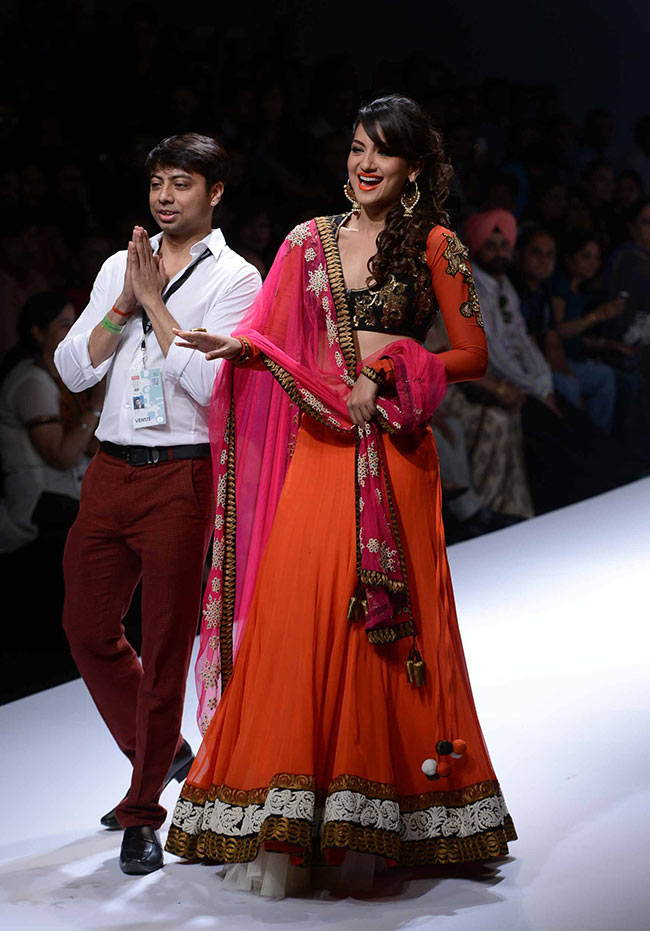 वि‍ल्‍स इंडि‍या फैशन वीक: तीसरे दिन की तस्‍वीरें...| मॉडलों के जलवे