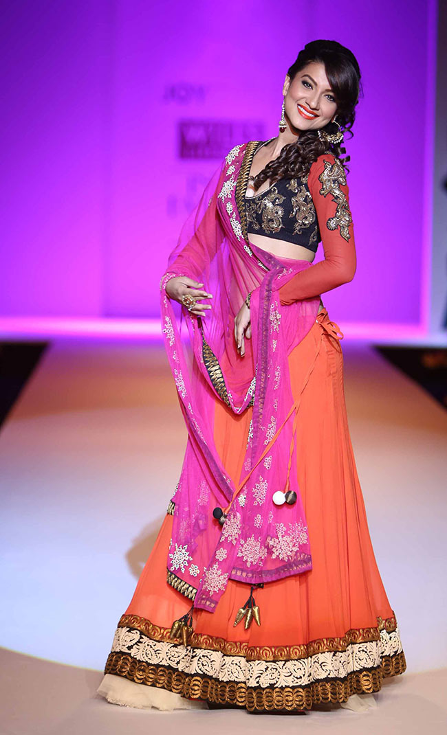 वि‍ल्‍स इंडि‍या फैशन वीक: तीसरे दिन की तस्‍वीरें...| मॉडलों के जलवे