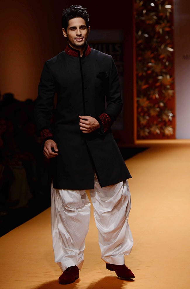 वि‍ल्‍स इंडि‍या फैशन वीक: तीसरे दिन की तस्‍वीरें...| मॉडलों के जलवे