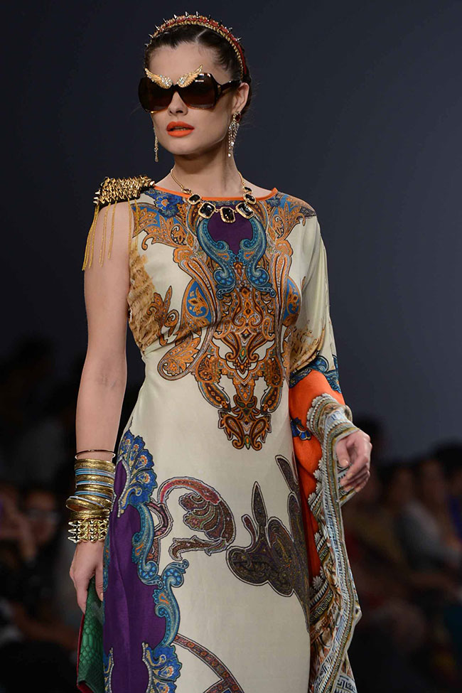 वि‍ल्‍स इंडि‍या फैशन वीक: तीसरे दिन की तस्‍वीरें...| मॉडलों के जलवे