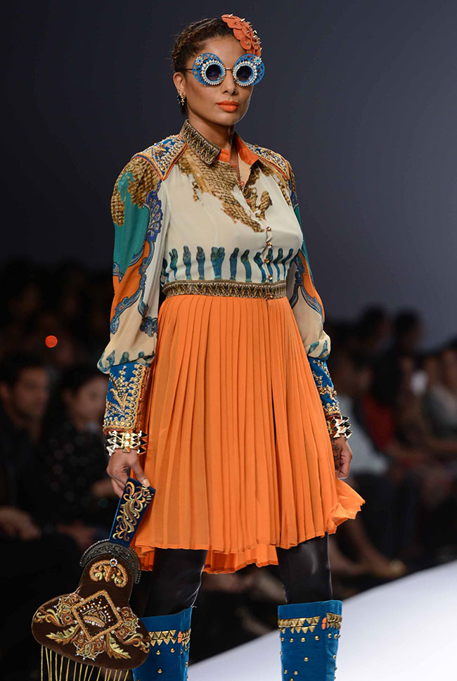 वि‍ल्‍स इंडि‍या फैशन वीक: तीसरे दिन की तस्‍वीरें...| मॉडलों के जलवे