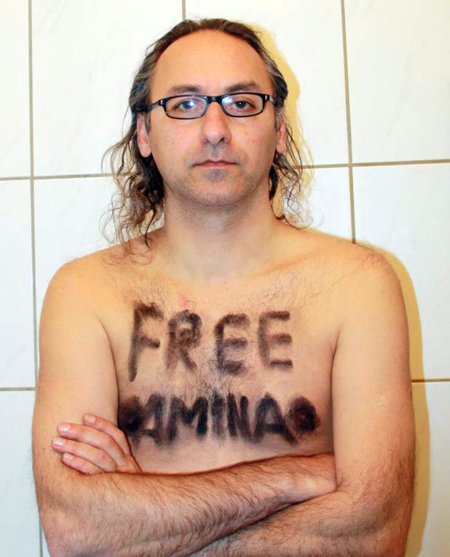 अमीना के समर्थन में महिलाएं हो रहीं Topless