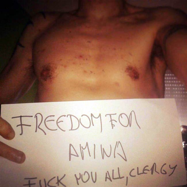 अमीना के समर्थन में महिलाएं हो रहीं Topless