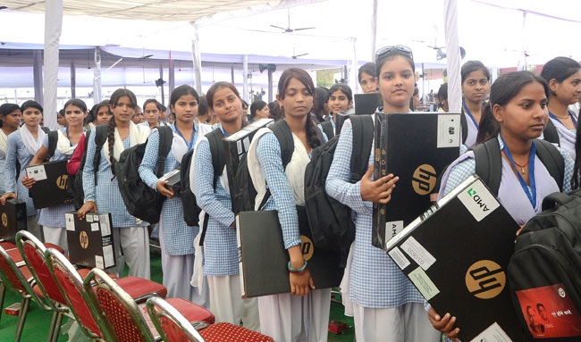 अखिलेश के फ्री लैपटॉप की खासियत | सपा का युवराज