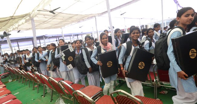 अखिलेश ने पूरी की चुनावी वादे की पहली 'किस्‍त'