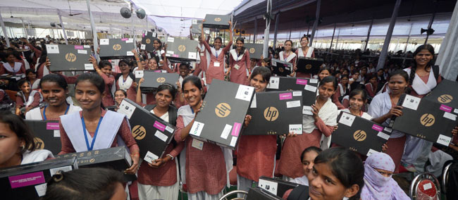 अखिलेश के फ्री लैपटॉप की खासियत | सपा का युवराज