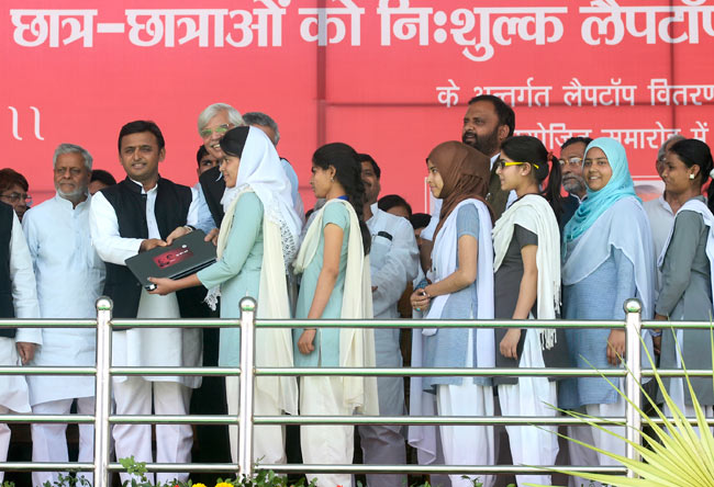 अखिलेश ने पूरी की चुनावी वादे की पहली 'किस्‍त'