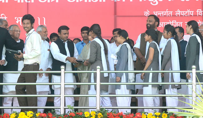 अखिलेश के फ्री लैपटॉप की खासियत | सपा का युवराज